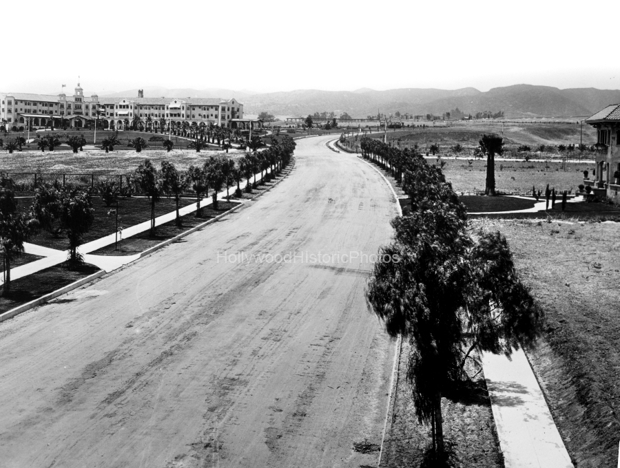 Beverly Hills Hotel 1915 Crescent Drive.jpg